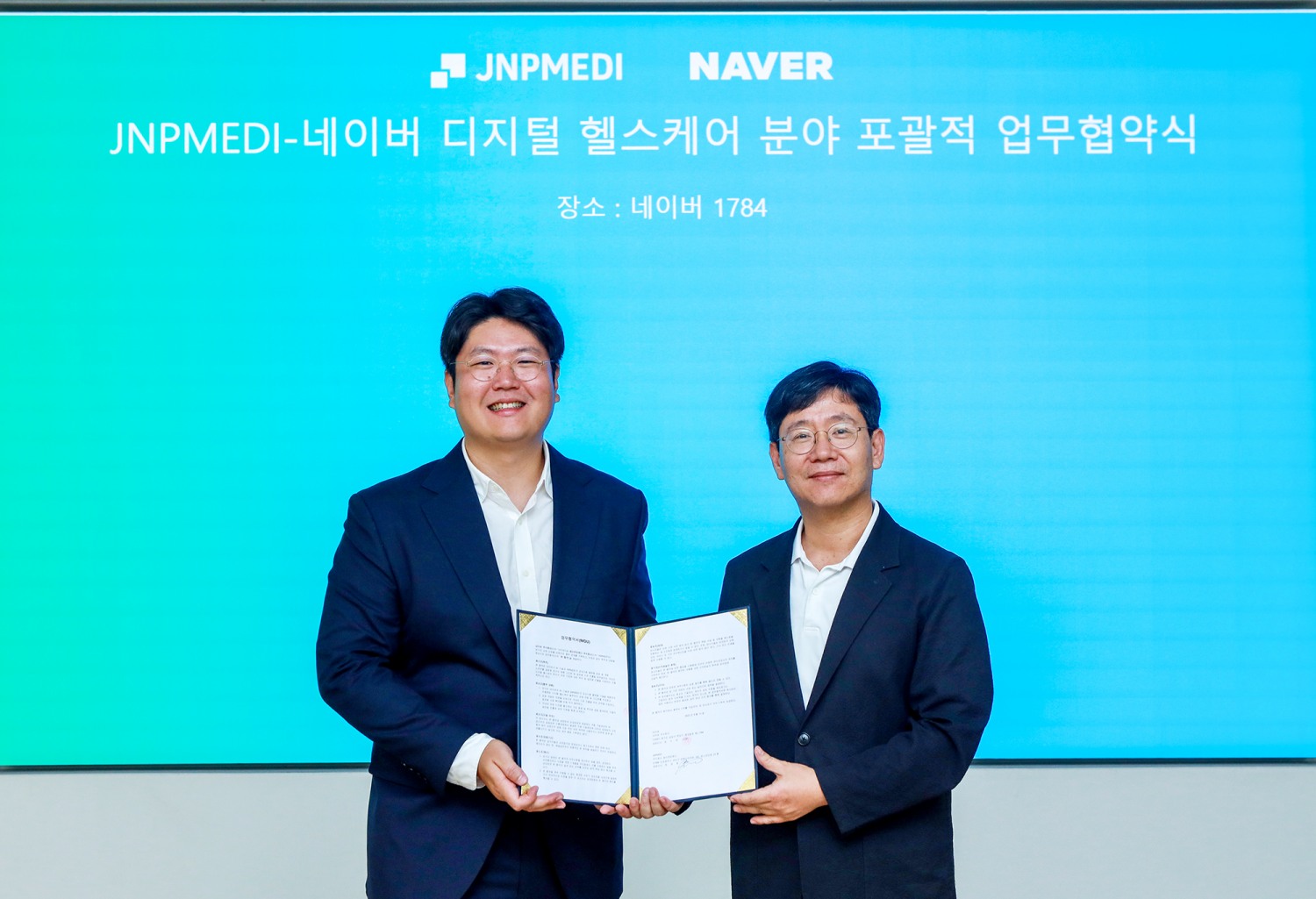 (오른쪽부터)최인혁 네이버 최인혁 테크비즈니스 대표와 정권호 제이앤피메디 대표가 네이버 1784 사옥에서 디지털 헬스케어 분야 포괄적 업무협약식을 진행했다. / 사진=네이버