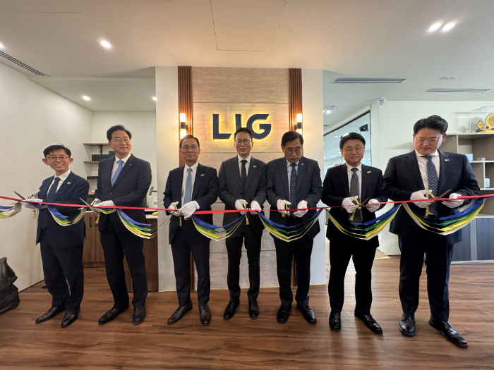 LIG넥스원이 사우디아라비아 현지 사무소를 확장 이전했다. 관계자들이 확장 이전 기념식에서 기념촬영을 하고 있다. (왼쪽부터) LIG넥스원 조용주 미사일시스템연구개발본부장, 이현수 해외사업부문장, 신익현 대표이사, 서무경 사우디아라비아사무소장, 백형식 해외사업본부장, 윤승욱 해외2사업부장, 장동권 해외사업기획관리실장. /사진제공=LIG넥스원