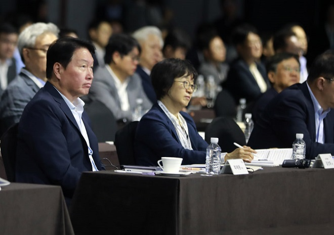 최태원 SK 회장(맨왼쪽). 사진=SK