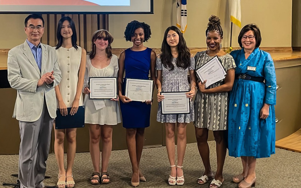 이종복 HS효성USA 법인장(맨왼쪽)이 미 앨라배마 우수학생에게 장학금을 전달하고 기념촬영을 하고 있다. 사진=HS효성