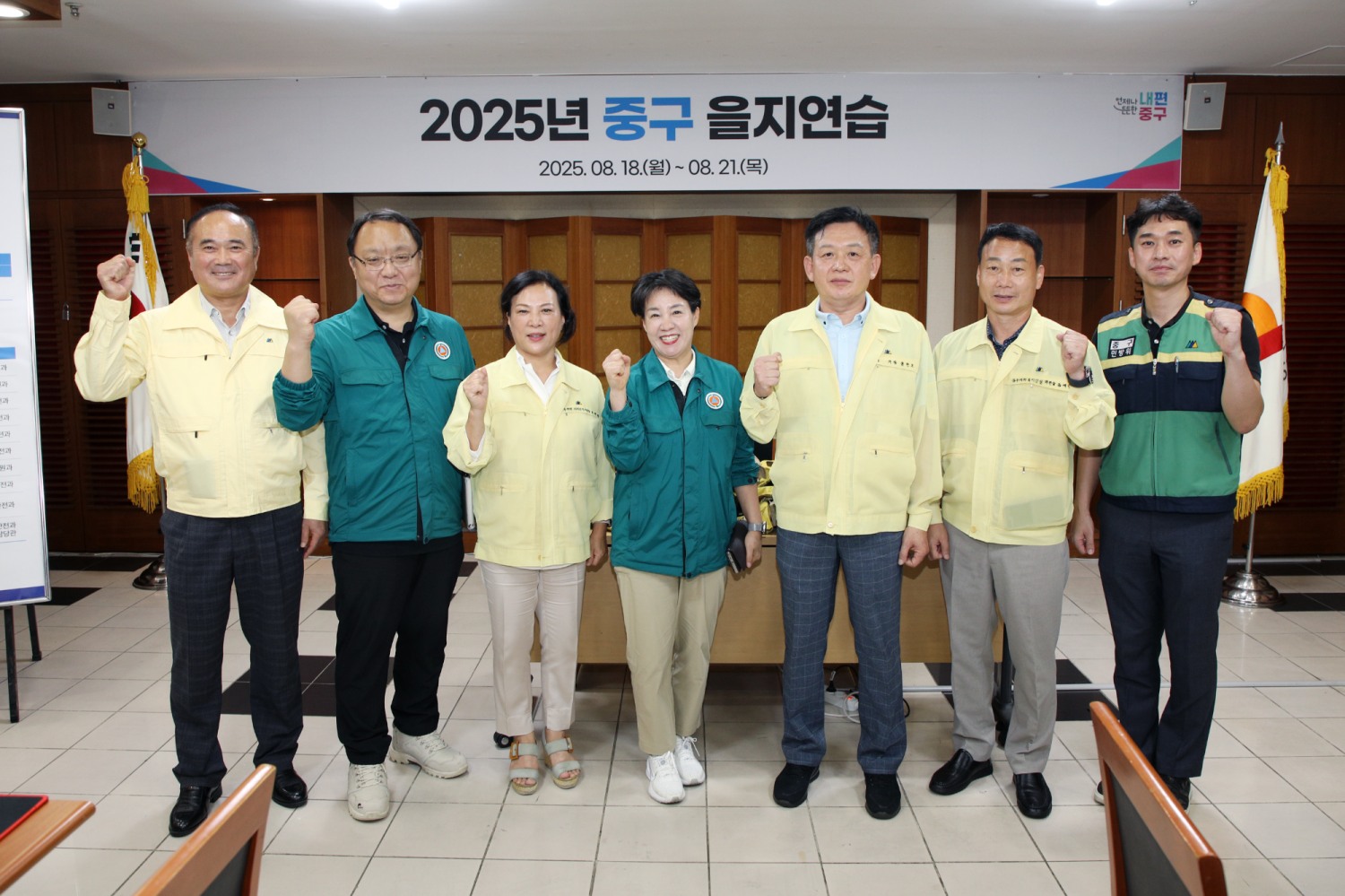 중구의회 의원들(왼쪽 세번째부터 조미정 의회운영위원장, 양은미 부의장, 윤판오 의장, 송재천 복지건설위원장)이 중구청 지하 합동상황실을 방문해 상황실 근무자들을 격려하고 기념촬영을 하는 모습./사진제공=중구의회