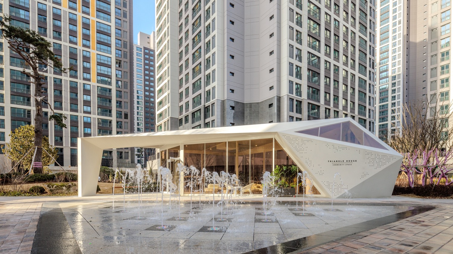 'K-디자인 어워드에서 골드위너로 선정된 트라이앵글하우스 전경./사진제공=현대건설