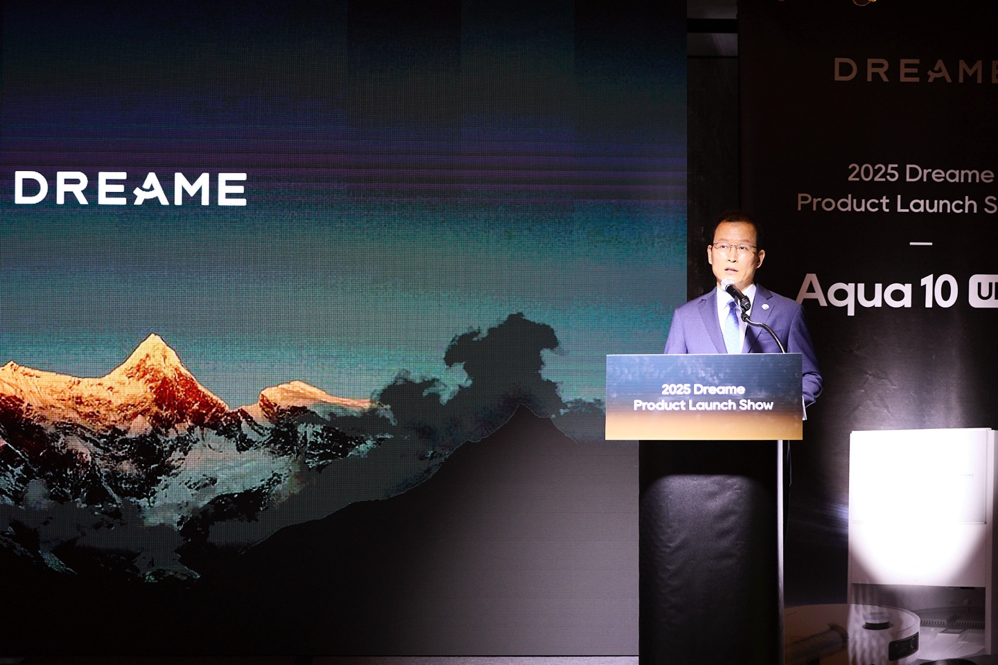 '2025 드리미 신제품 런칭쇼'에서 연설하고 있는 박문희 코오롱글로벌 부사장. / 사진=코오롱글로벌