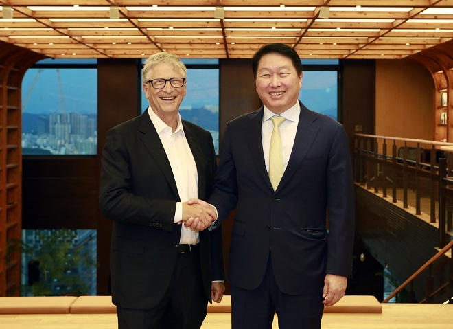 최태원 SK 회장(사진 오른쪽)과 빌 게이츠 게이츠재단 이사장이 21일 서울 종로구 SK서린빌딩에서 악수를 하고 있다. 사진=SK