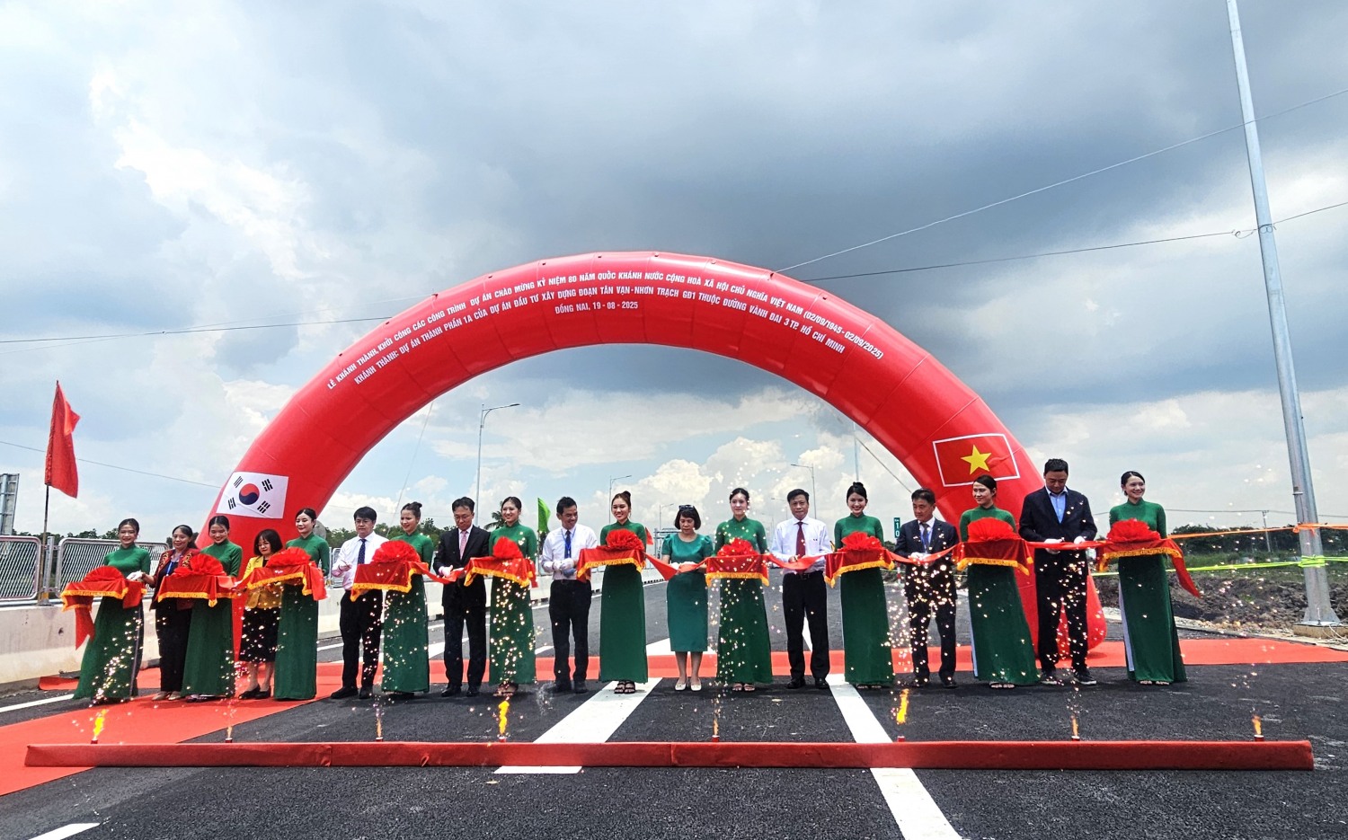 베트남 떤반~년짝 도로건설 2공구 준공 및 개통 기념식./사진제공=동부건설