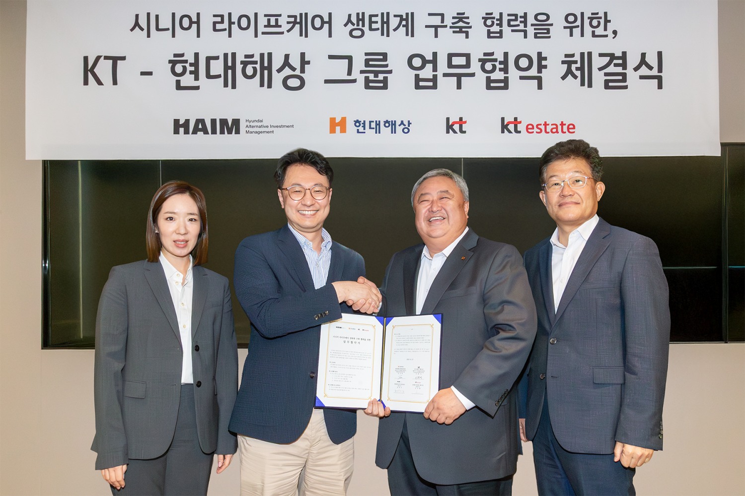 이현석 KT 커스터머부문장(오른쪽 두 번째), 정규완 현대해상 기획관리부문장(왼쪽 두 번째), 김승환 KT에스테이트 대표이사(맨 오른쪽), 정정이 현대하임자산운용 대표이사(맨 왼쪽)가 협약식 이후 기념사진을 촬영하고 있다. / 사진=KT