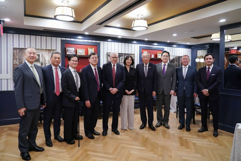 류진 한경협 회장, 루벤스타인 칼라일 그룹 회장을 비롯한 경제사절단이 25일(현지시간) 워싱턴 D.C. 윌러드 호텔에서 열리는 '한미 비즈니스 라운드테이블:제조업 르네상스 파트너십'에 앞서 기념촬영을 하고 있다. (사진 왼쪽부터) 구자은 LS 회장, 김상현 롯데 부회장, 이재현 CJ회장, 허태수 GS 회장, 루벤스타인 칼라일그룹 회장, 최수연 네이버 대표, 류진 한경협 회장, 이재용 삼성전자 회장, 정의선 현대차 회장, 최윤범 고려아연 회장. / 사진=한국경제인협회