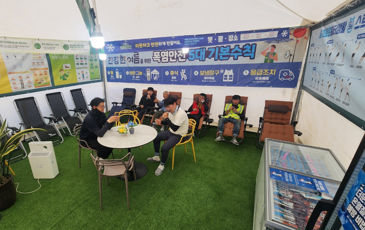 롯데건설 현장의 근로자들이 냉방장치와 차가운 음료, 빙과류가 마련된 휴게공간에서 휴식 중이다./사진제공=롯데건설