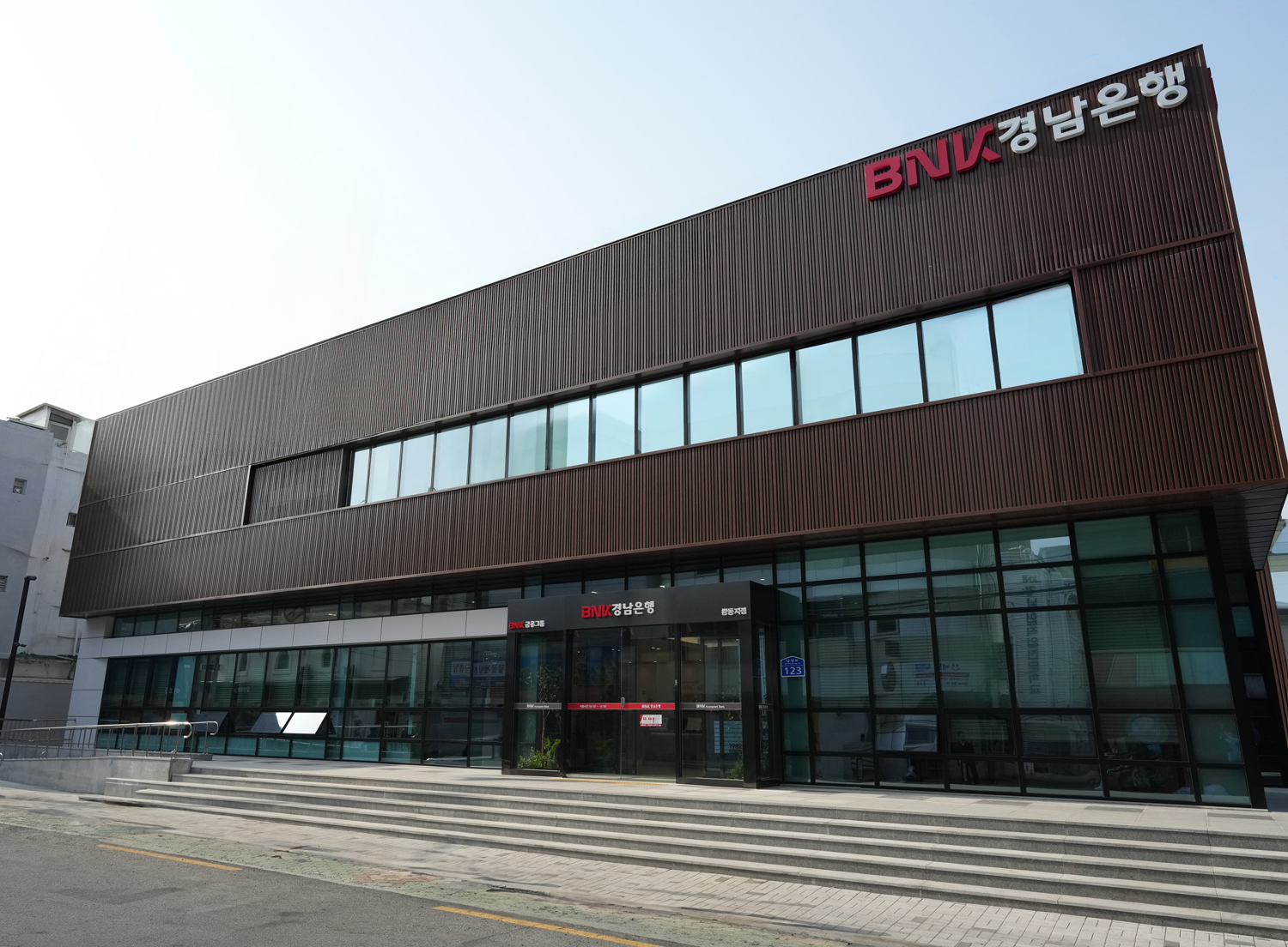 올해 신축된 BNK경남은행 창동지점 전경 / 사진제공=BNK금융그룹