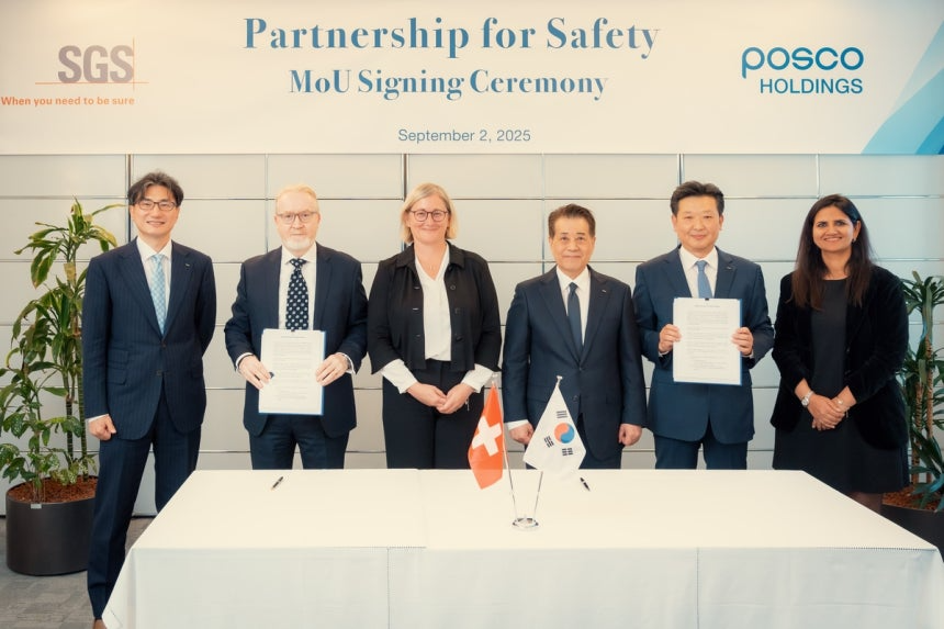 포스코그룹이 2일(현지 시간) 스위스 제네바에서 SGS社와 포스코그룹 안전 관리 체계 혁신을 위한 MOU를 맺었다. 사진 왼쪽 두번째 부터 SGS 말콤 리드(Malcolm Reid) 유럽 총괄, 마르타 블라치코바(Marta Vlatohkova) CFO, 포스코그룹 장인화 회장. / 사진=포스코그룹