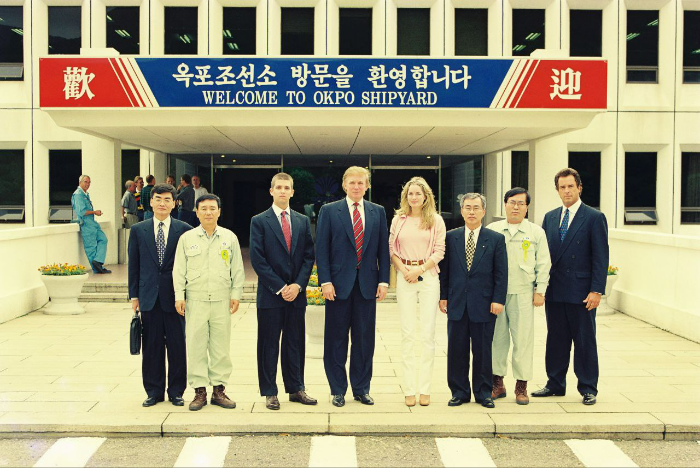 지난 1998년 6월 5일 경남 거제시 대우중공업 옥포조선소(현 한화오션)을 방문한 도널드 트럼프 대통령(왼쪽에서 네 번째)과 장남 트럼프 주니어(왼쪽에서 세번째), 두 번째 아내 말라 메이플스(왼쪽에서 다섯 번째). /사진제공=한화오션