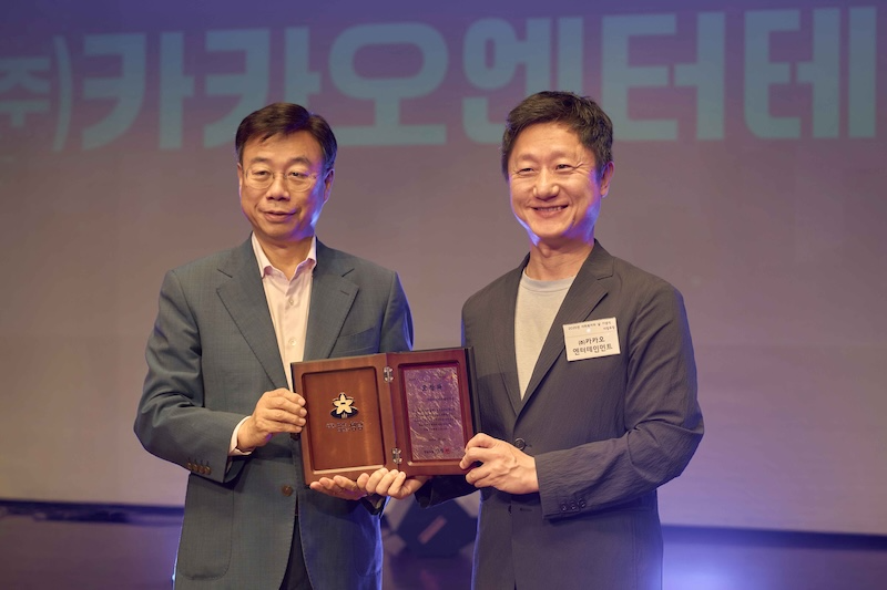 조한규 카카오엔터테인먼트 대외협력실장(오른쪽), 신상진 성남시장. / 사진=카카오엔터테인먼트