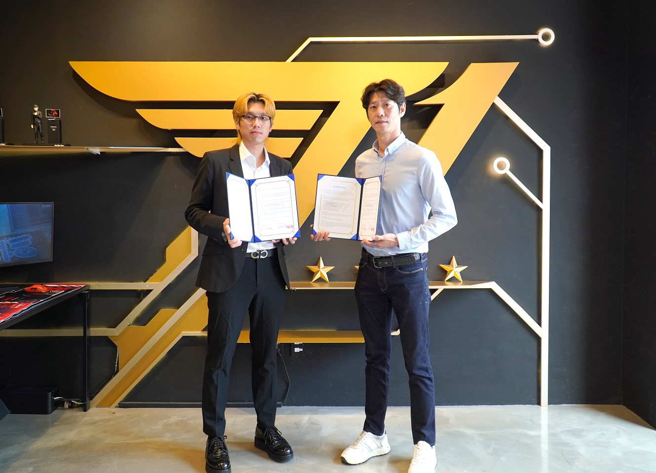 지난 4일 T1A 최원준 헤드(왼쪽)와 네오위즈 최우혁 브랜드 디렉터(오른쪽)가 서울 강남구에 위치한 ‘T1 샵(T1 Shop)’에서 열린 ‘네오위즈 X T1A’ 업무협약식에 참석해 기념 촬영을 하고 있다. / 사진=네오위즈