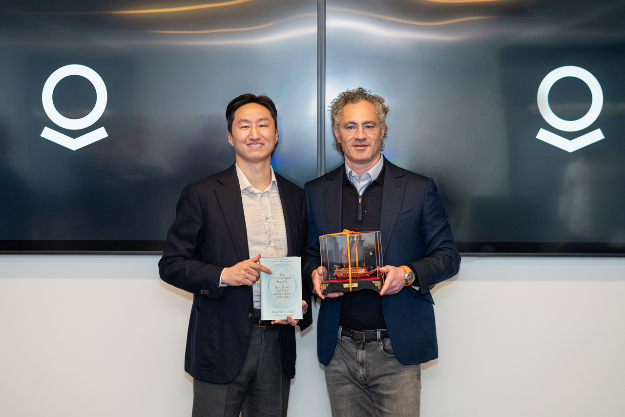 지난 3월 6일(현지 시간) 정기선 HD현대 수석부회장(왼쪽)과 알렉스 카프 팔란티어 창업자 겸 CEO가 미국 워싱턴 D.C.에 위치한 팔란티어 사무실에서 환담을 나눈 후 기념촬영을 하고 있다. / 사진=HD현대