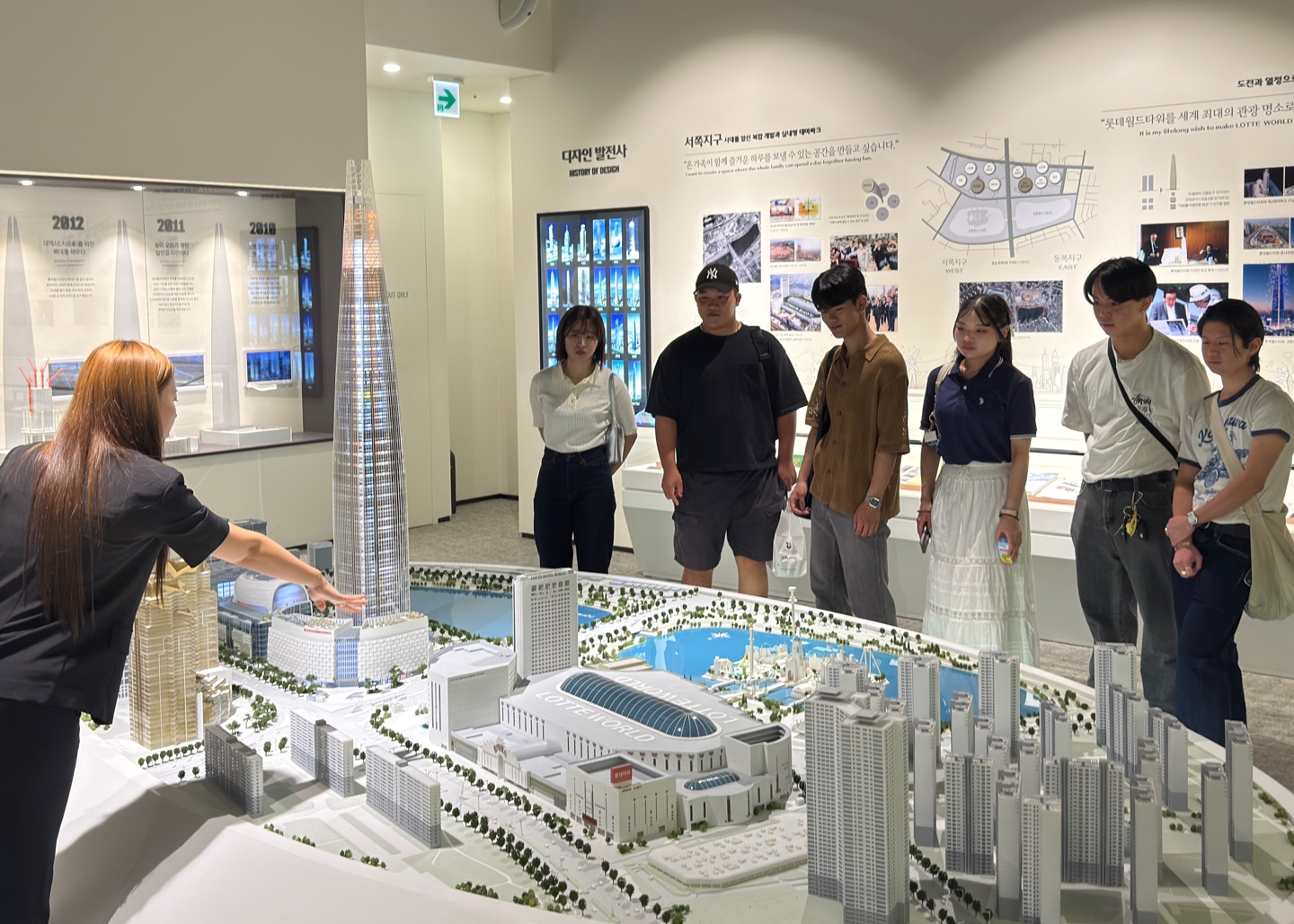 일본 대학생들이 지난 4일 롯데월드타워를 방문했다. /사진제공=롯데
