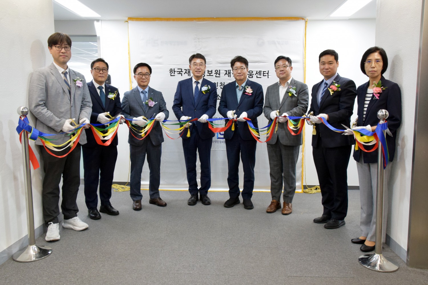 윤석호 한국재정정보원 원장(왼쪽에서 네번째)·염태영 국회의원(다섯번째)이 관계자들과 커팅식을 하는 모습./사진제공=한국재정정보원