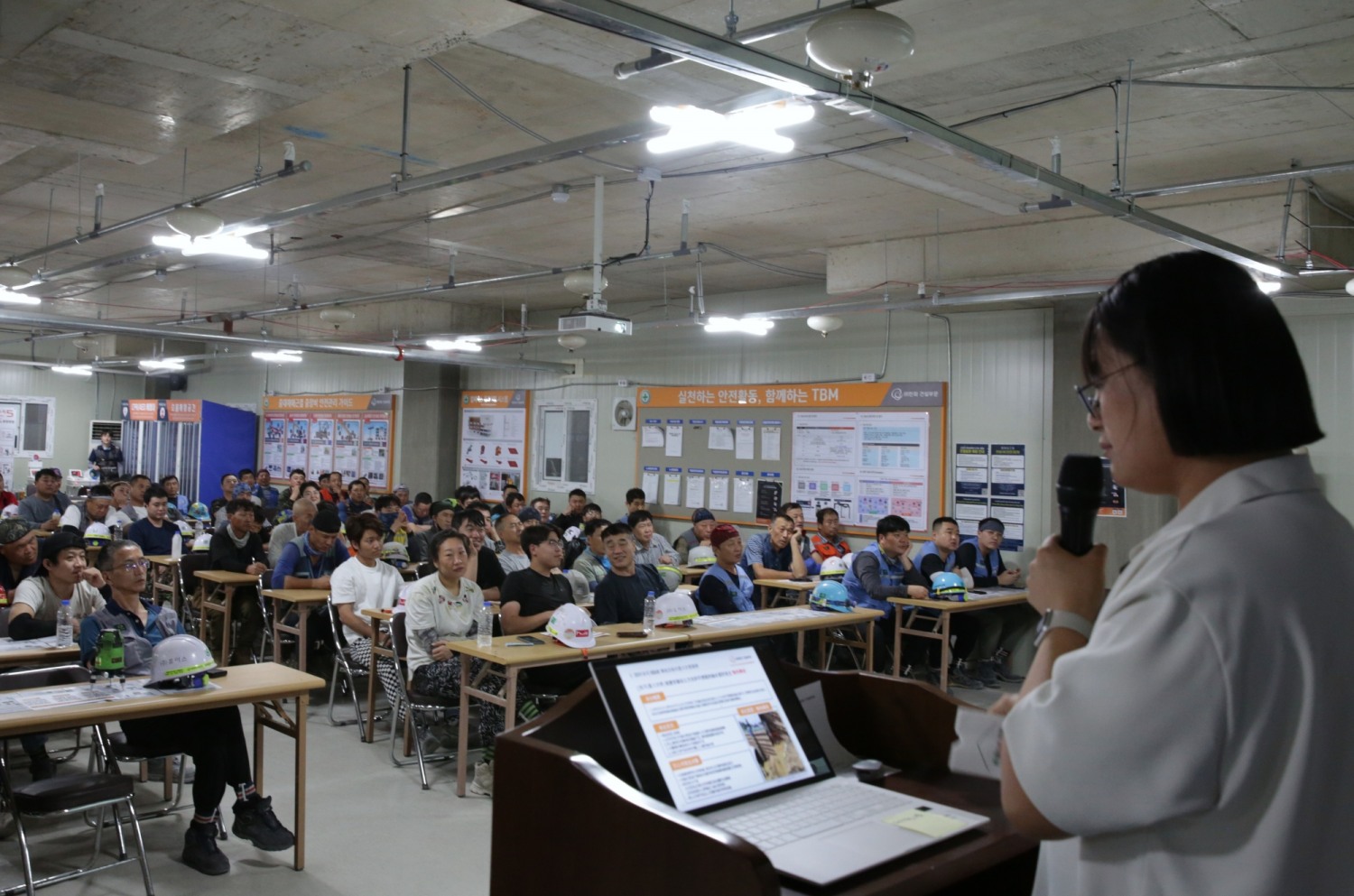 외국인 근로자들이 외국인 안전문화 지도사의 강의를 경청하고 있다./사진제공=㈜한화 건설부문