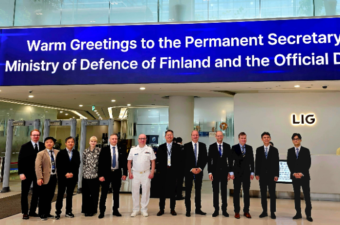 지난 8일 LIG넥스원 판교하우스에서 박종성 LIG넥스원 미래전략부문장(오른쪽 두번째)과 풀키넨 필란드 국방부 차관 (오른쪽 세 번째), 유리 예르비아호 주한 핀란드대사(오른쪽 네 번째) 등 주요 관계자들이 행사 후 기념 촬영을 하고 있다. /사진제공=LIG넥스원