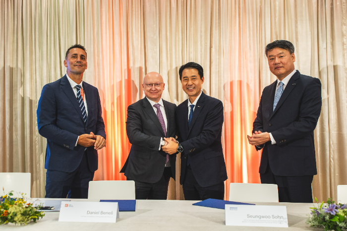 지난 10일(현지 시간) 체코 프라하 CEZ 본사에서 열린 테믈린 원전 1·2호기 발전기 교체 사업 계약 체결식에서 각 사 관계자들이 기념촬영을 하고 있다. 왼쪽부터 CEZ 보흐단 즈로넥(Bohdan Zronek) 원자력 본부장, 다니엘 베네쉬(Daniel Benes) CEO, 두산에너빌리티 손승우 파워서비스 BG장, 두산스코다파워 임영기 법인장. /사진제공=두산에너빌리티