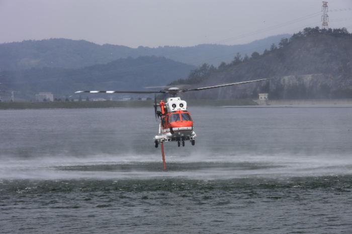 최대 2.5톤까지 물을 담을 수 있는 수리온 산불진화 헬기. / 사진제공=KAI