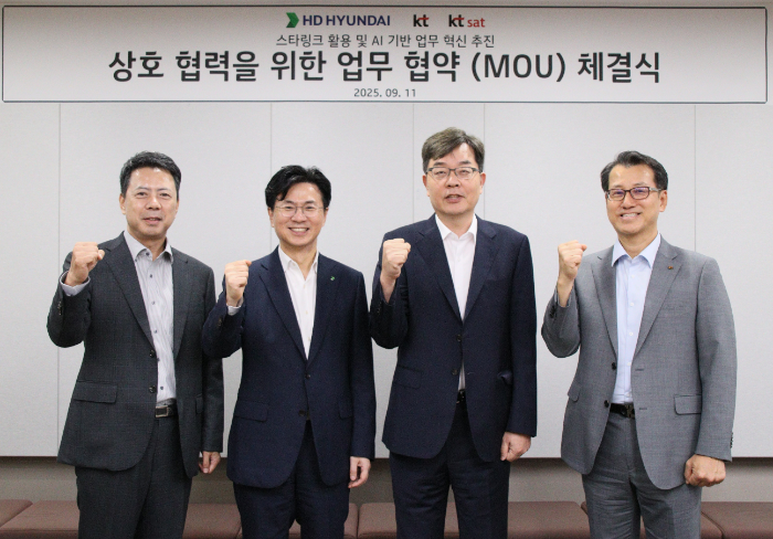 HD현대는 11일 KT·KT SAT와 '스타링크 활용 및 AI 기반 업무 혁신 추진'을 위한 MOU를 체결했다. (왼쪽부터) 노형래 KT 전략고객본부 부산/경남법인 본부장, 이태진 HD한국조선해양 DT혁신실장, 서영수 KT SAT 대표, 김원태 KT 전략고객사업본부장. /사진제공=HD현대