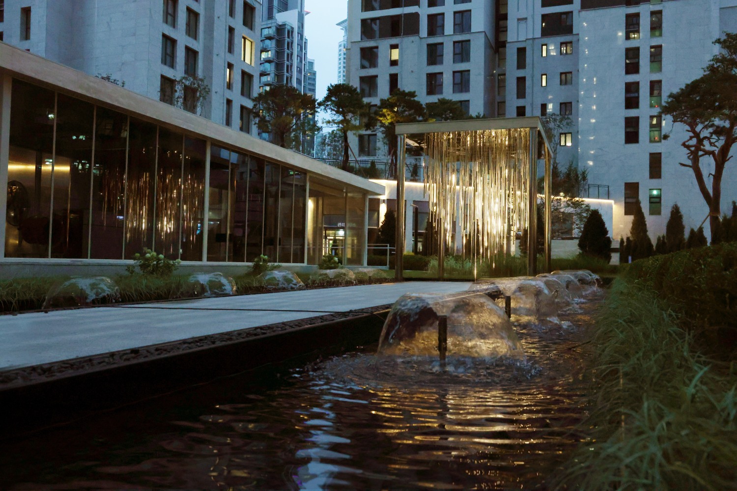 ‘청담 르엘’에 설치된 사일로랩의 미술작품, ‘잔별'./사진제공=롯데건설