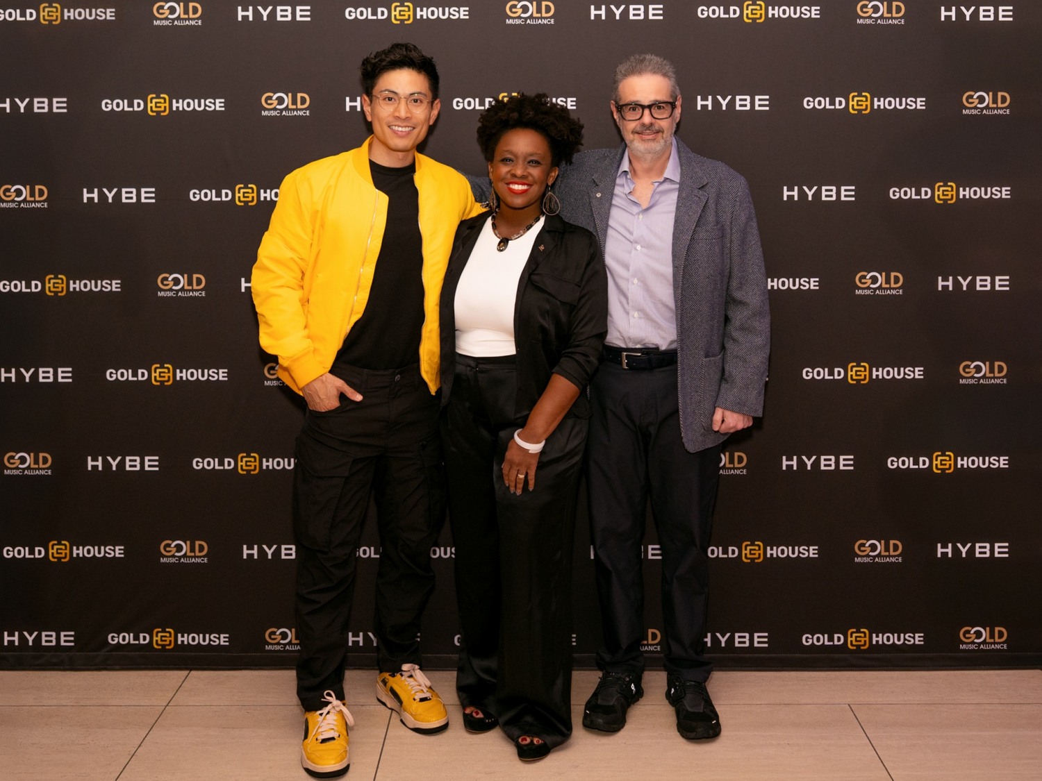 지난 9일(현지시간) 미국 로스앤젤레스(LA) 더 웨스트 할리우드 에디션에서 열린 K-팝 관련 특별 대담 및 네트워킹 이벤트에서 빙 첸 골드하우스 공동창립자 겸 의장(왼쪽) , 키아나 콘리 아킨로 레코딩 아카데미 로스앤젤레스 지부 시니어 전무(가운데) , 아이작 리 하이브 아메리카 의장 겸 대표이사가 기념촬영을 하고 있다. /사진제공=하이브
