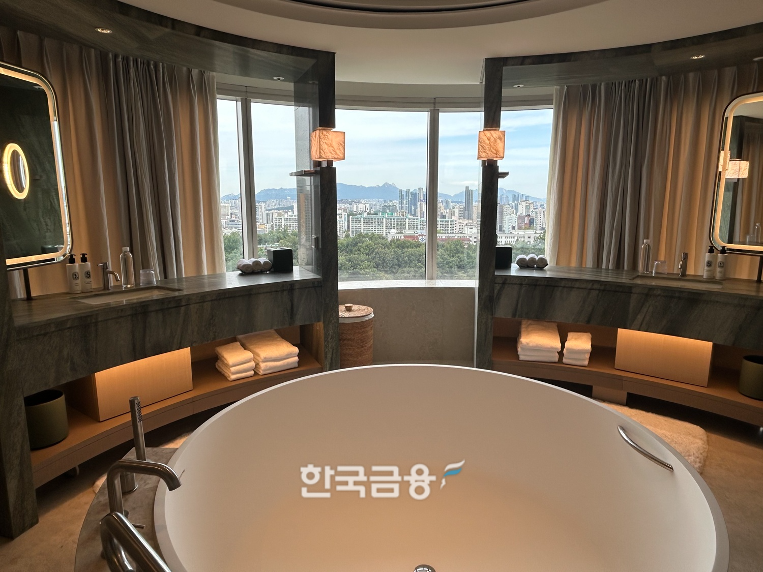 욕실에서 서울 시내가 한 눈에 보인다. /사진=박슬기 기자