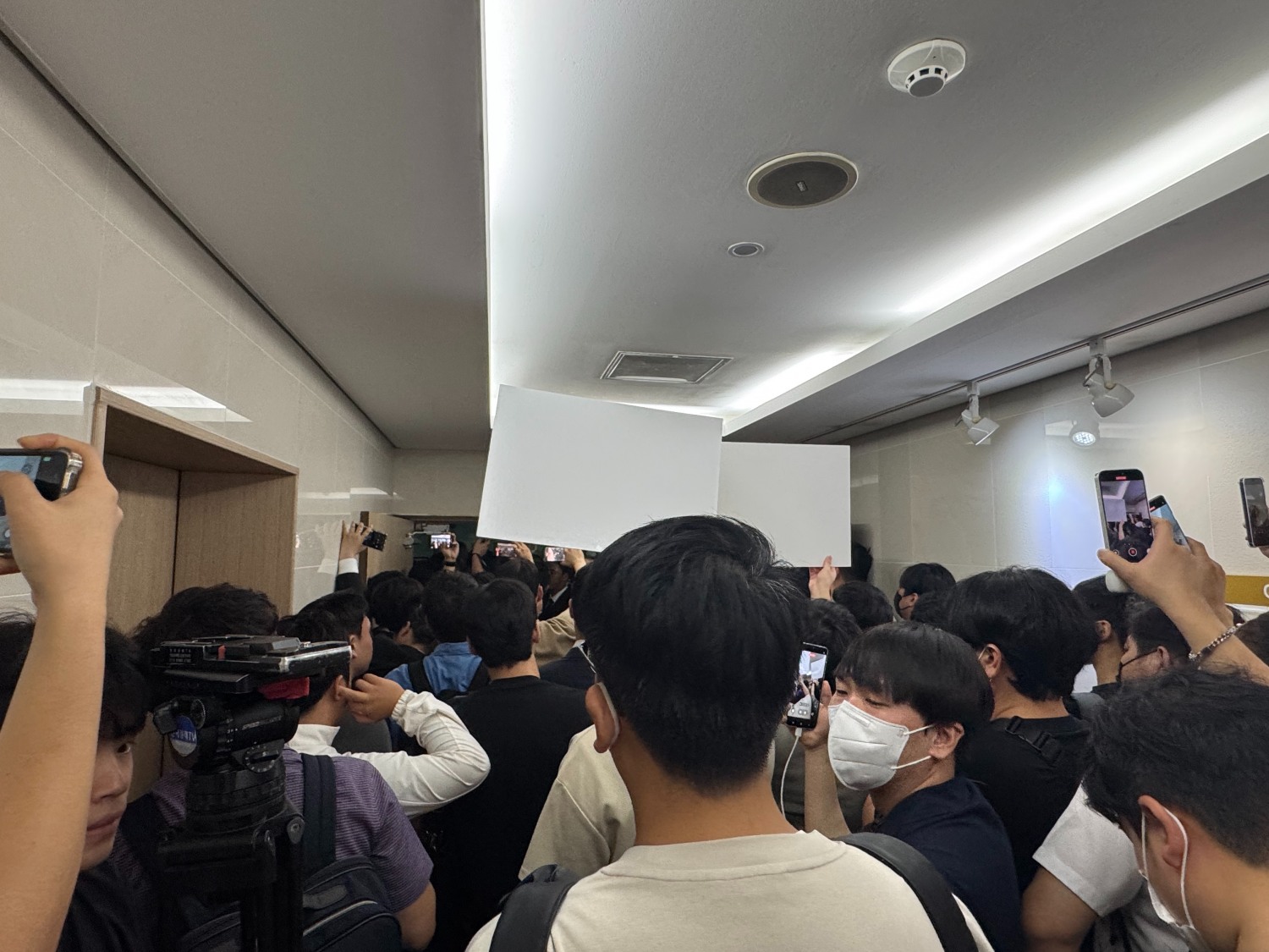 주주들이 동성제약 임시 주주총회장 입구에서 입장을 기다리고 있다. /사진=양현우 기자