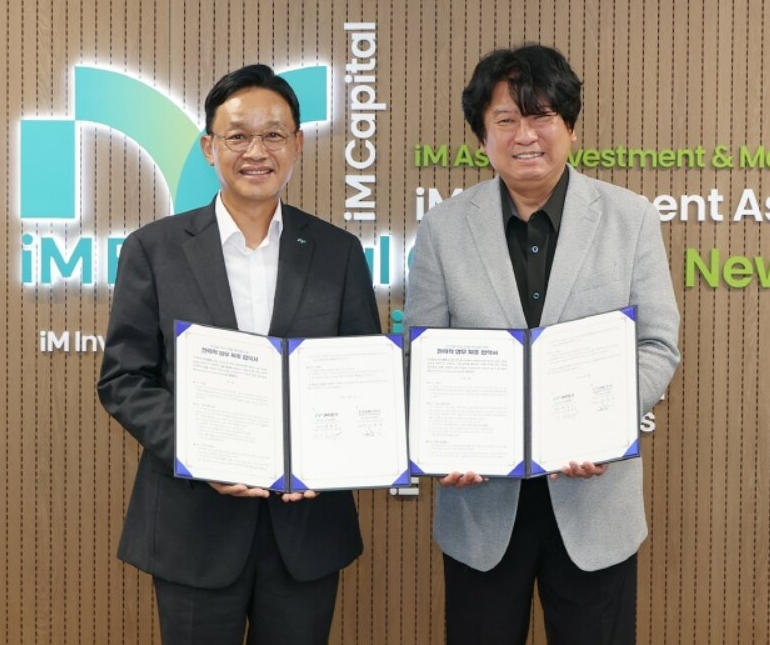 강정훈 iM뱅크 경영기획그룹 부행장(왼쪽)과 이종명 다윈KS 대표가 2일 MOU 체결 후 기념사진을 촬영하고 있다. / 사진제공 = iM뱅크