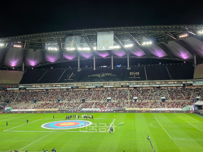 넥슨 '2025 아이콘매치'가 13일 서울 상암동 월드컵경기장에서 개최됐다. 13일 이벤트 매치 등이 진행되며, 14일 메인 경기가 펼처진다. / 사진=김재훈 기자