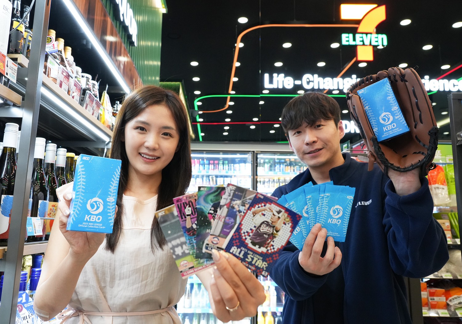 세븐일레븐이 KBO 포스트 시즌을 맞아 'KBO 카드 플러스'를 출시한다. /사진제공=코리아세븐