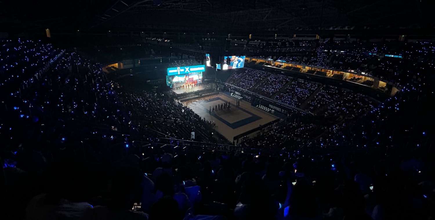 하이브의 자체 응원봉 기술이 탑재된 응원밴드 1만개가 '2025 세계남자배구선수권대회' 개막식에서 빛나고 있다. /사진제공=하이브