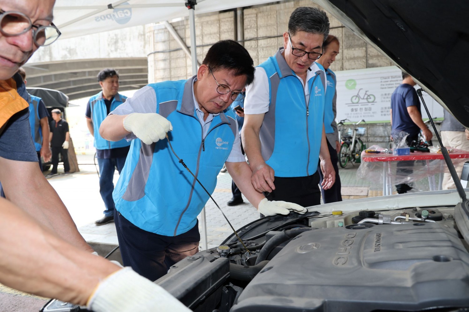 박강수 마포구청장이 전문 정비원과 함께 엔진오일 점검 중이다./사진제공=마포구