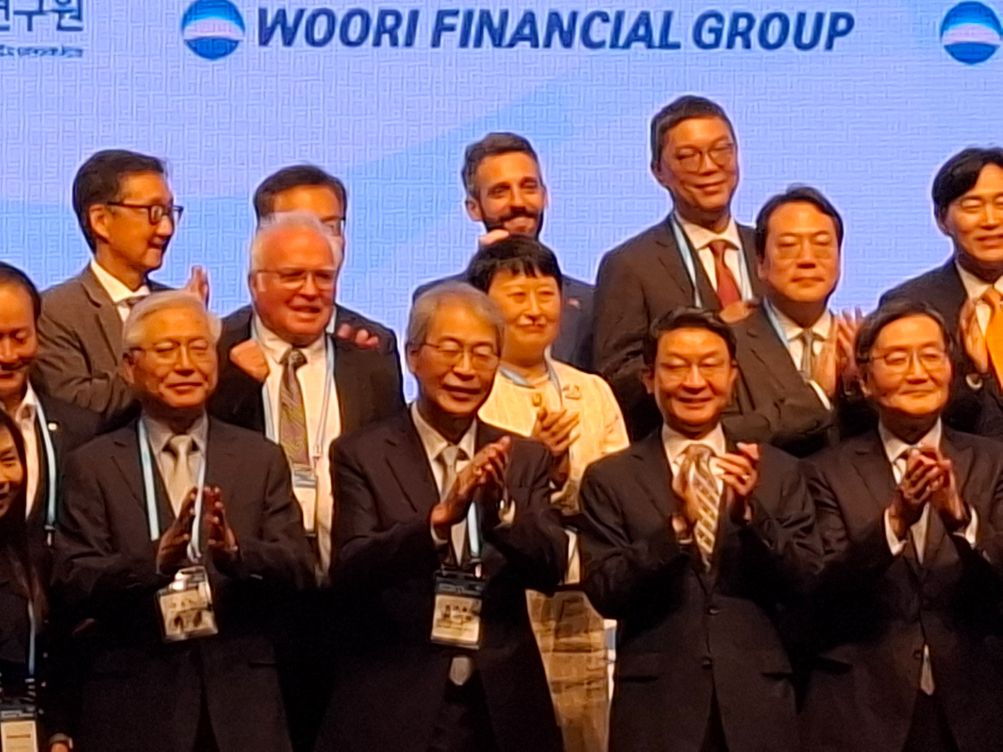 임종룡 우리금융그룹 회장(가운데 왼쪽)과 이억원 금융위원장 (가운데 오른쪽)이 19일 열린 세계경제연구원-우리금융그룹 국제 컨퍼런스 개회에 앞서 기념촬영을 하고 있다. / 사진=장호성 기자