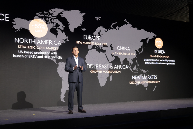 호세 무뇨스 현대차 사장이 18일(미국시간) 뉴욕에서 진행한 'CEO 인베스터 데이'에서 각 지역별 측화 차량과 생산 확대를 추진해 2030년까지 글로벌 판매 555만대를 달성하겠다고 밝혔다. / 사진=현대차