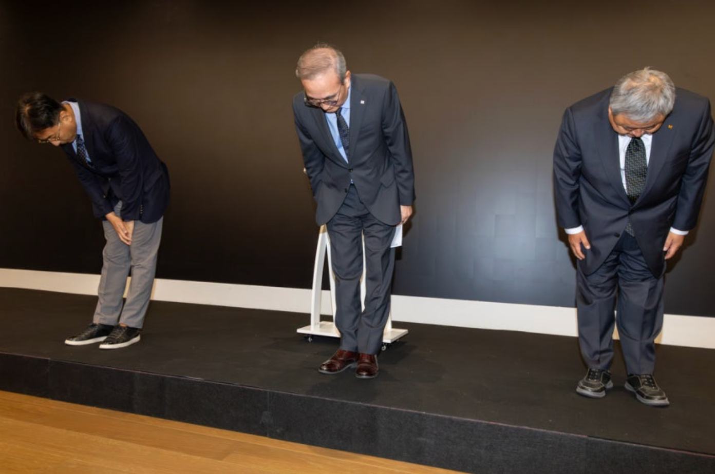 김영섭(가운데) KT 대표가 지난 11일 서울 종로구 KT 광화문빌딩 웨스트 사옥에서 가진 무단 소액 결제 피해 관련 기자간담회에서 고개 숙여 사과하고 있다. / 사진=KT