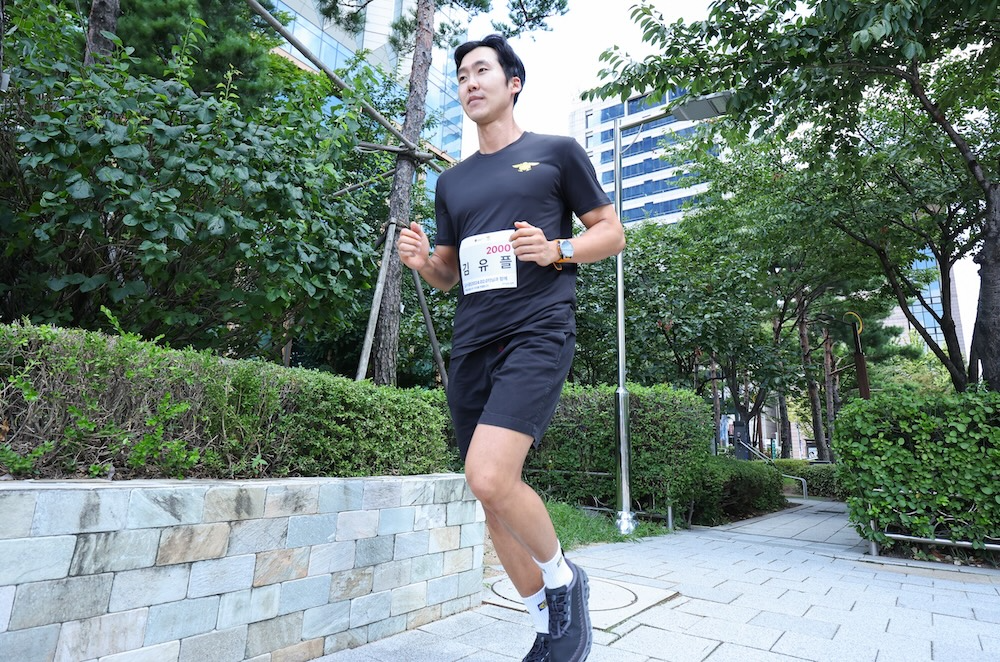 LG유플러스는 순직 소방관들의 숭고한 희생과 헌신을 함께 기리기 위한 추모 마라톤 대회를 개최한다고 22일 밝혔다. 사진은 LG유플러스 임직원이 119메모리얼런 대회를 알리고 있는 모습. / 사진=LG유플러스