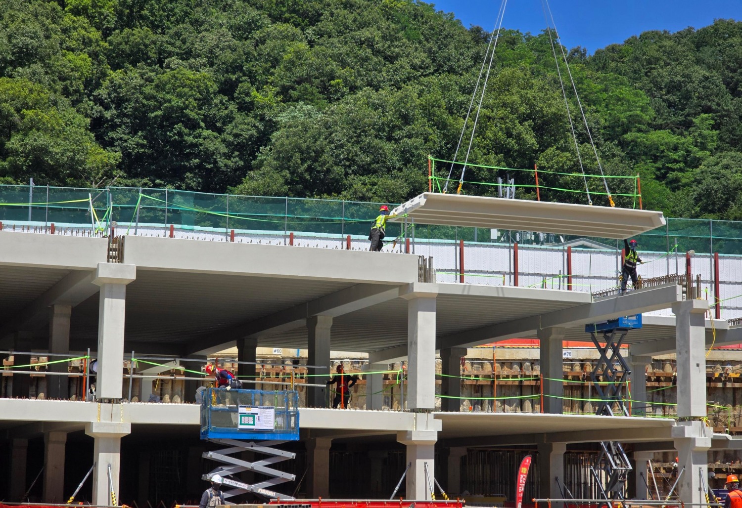 롯데건설이 공동주택 현장에서 ‘PC공법’을 활용해 지하 주차장을 시공하고 있다./사진제공=롯데건설