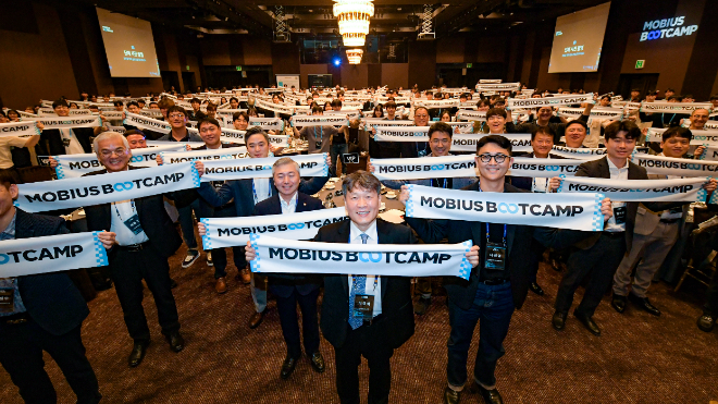 현대모비스 ‘모비우스 부트캠프 1기’ 발대식 참석자들이 단체 기념 촬영을 하고 있다. 이날 발대식에는 현대모비스 이규석 사장(가운데)을 비롯해 선발된 교육생과 협력사 관계자 등 250여 명이 참석했다. / 사진=현대모비스