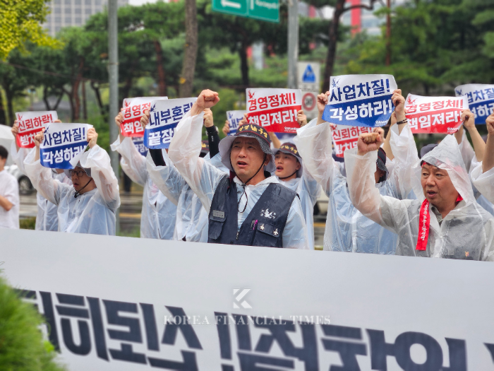 KAI 노동조합이 24일 오후 2시 여의도 한국수출입은행 정문 앞에서 차기 사장 인선 지연에 대한 규탄 집회를 열었다. 김승구 KAI노조위원장(가운데)이 구호를 외치고 있다. /사진=신혜주 기자