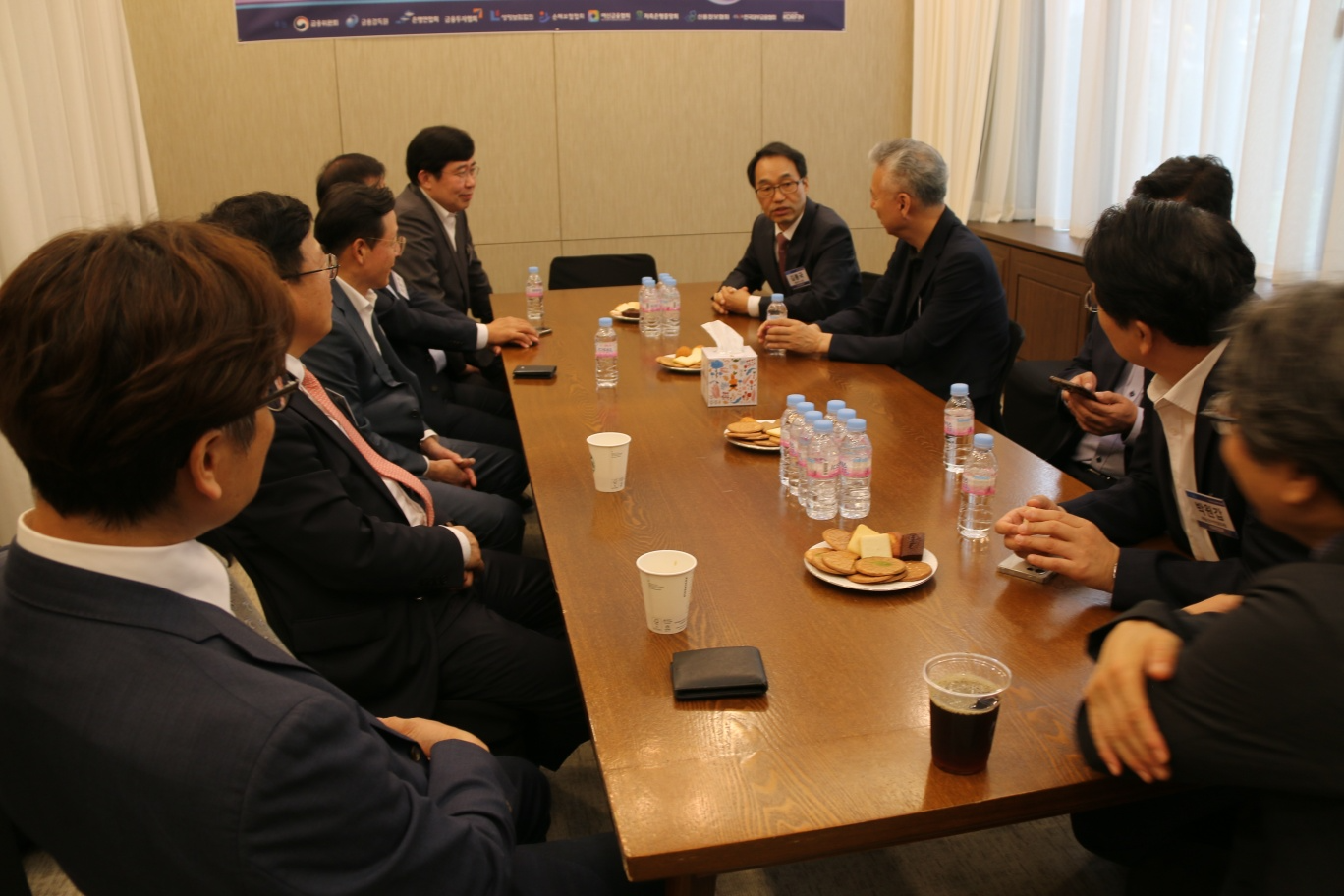 23일 서울 은행연합회에서 개막한 '2025 한국금융투자포럼' 행사 전 VIP 간담회에서 금융투자 업권 CEO 등이 대화를 나누고 있다. / 사진= 한국금융신문(2025.09.23)