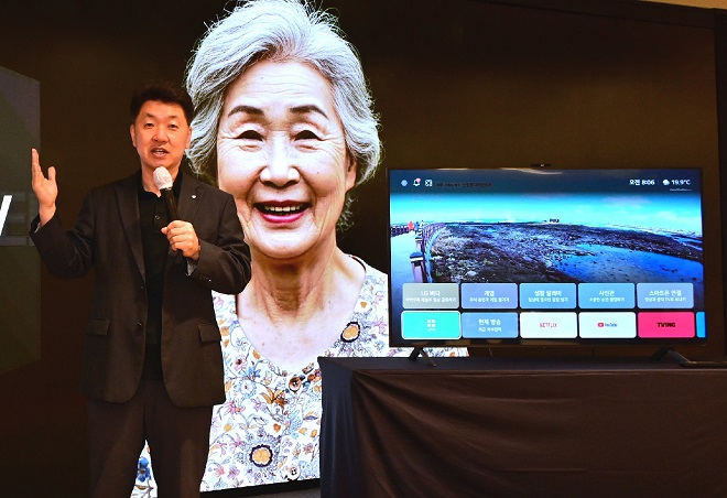 백선필 LG전자 TV상품기획담당이 LG 이지 TV를 소개하고 있다. 사진=LG전자