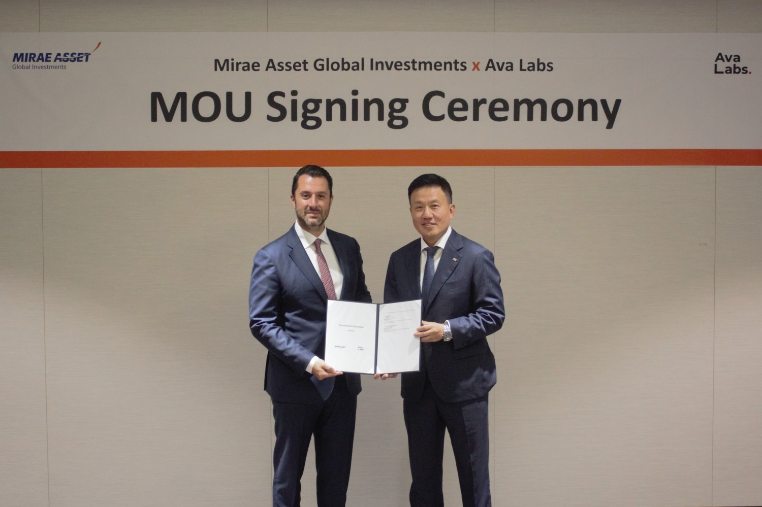 왼쪽부터 아바랩스 존 나하스(John Nahas) CBO, 미래에셋자산운용 혁신/글로벌경영 부문 대표 김영환 사장. / 사진제공= 미래에셋자산운용(2025.09.25)