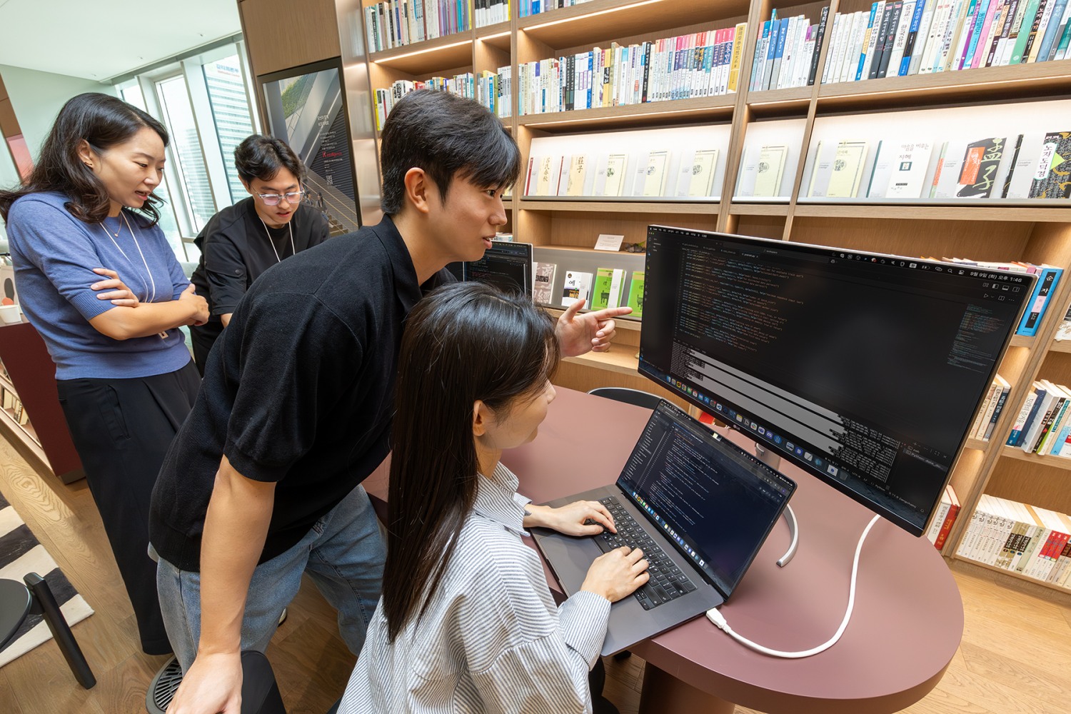 KT는 마이크로소프트와의 전략적 협업을 통해 개발한 GPT-4o 기반 한국적 AI 모델 ‘소타(SOTA) K’를 출시했다고 29일 밝혔다. 사진은 KT 기술혁신부문 연구원들이 SOTA K를 테스트하는 모습. / 사진=KT