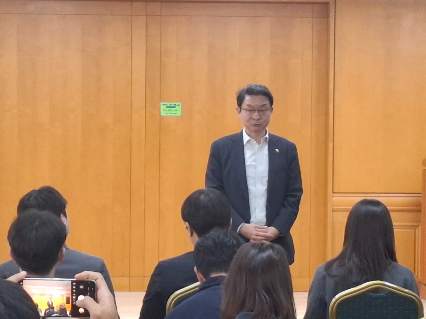 이억원 금융위원장이 29일 진행된 은행장 간담회 이후 이어진 백브리핑에서 기자들의 질문에 답하고 있다. / 사진=장호성 기자