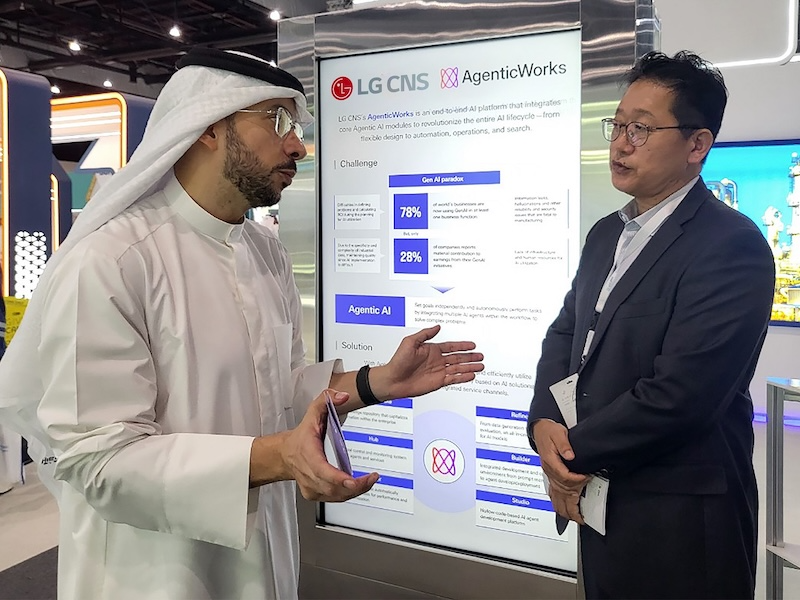 LG CNS 직원이 IDCE 2025에 마련한 부스에서 고객과 에이전틱 AI 플랫폼 및 제조AX 기술 도입에 대해 논의하는 모습. / 사진=LG CNS