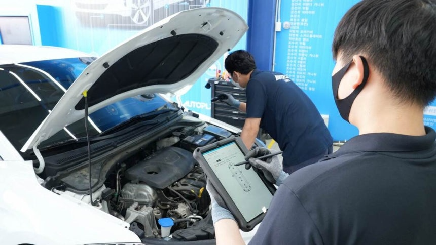 차량 정비소에서 점검 중인 모습. / 사진-리본카