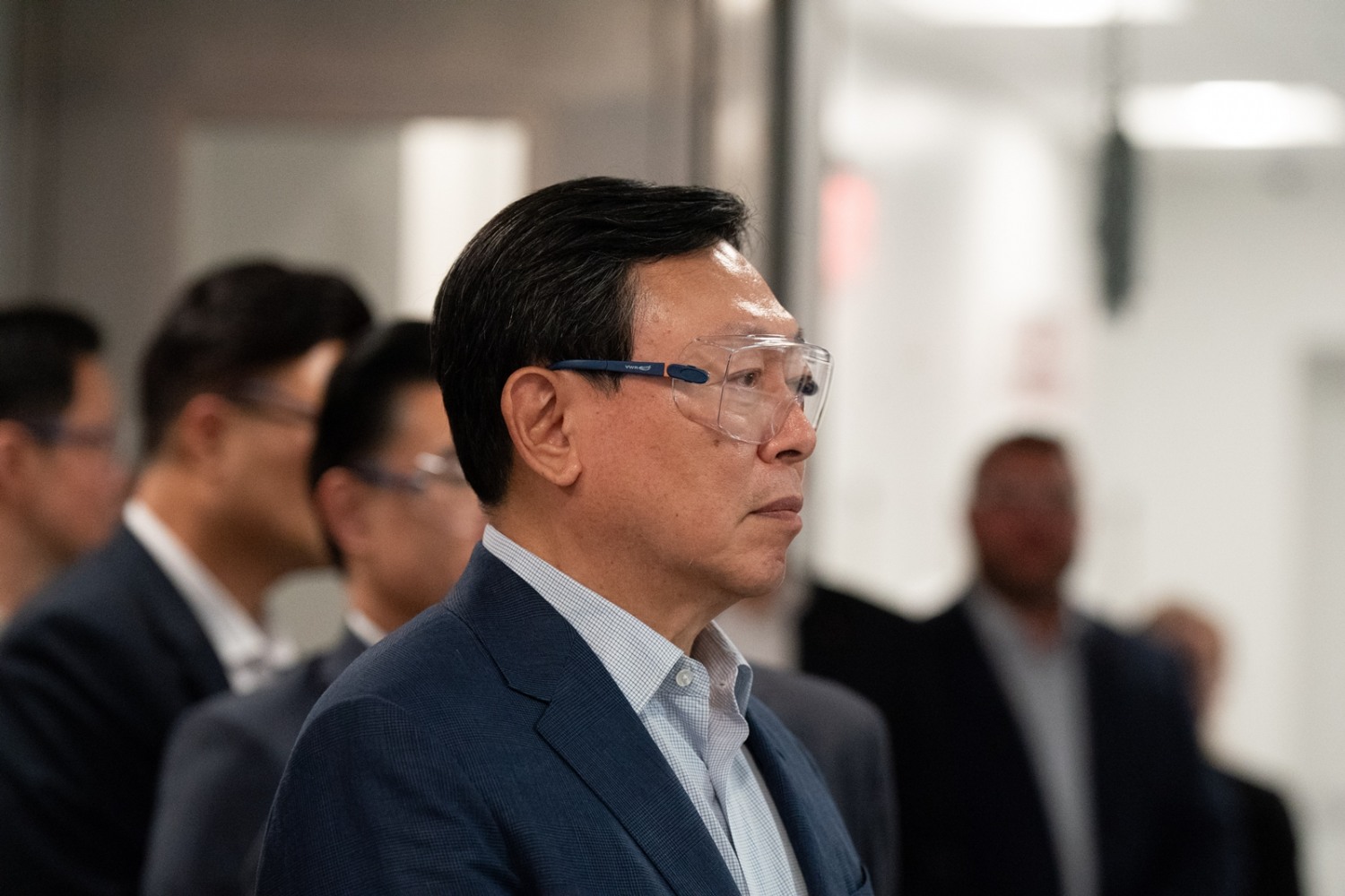 신동빈 롯데그룹 회장이 5일 미국 뉴욕주에 위치한 롯데바이오로직스 시러큐스 바이오 캠퍼스를 찾아 지난 3월 준공 후 본격 가동에 들어간 ADC 생산시설을 시찰하고 있다. /사진제공=롯데그룹