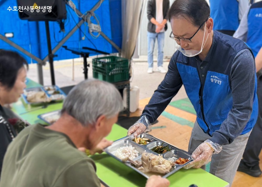 동양생명 성대규 대표이사가 영등포쪽방상담소에 방문해 어르신들께 건강한 한 끼를 대접하고 있다.(2025.10.2.)./사진제공=동양생명